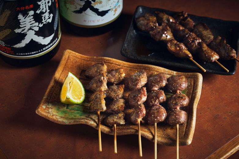 <span style="font-size:12px;"><font color="ffffff"> 中津の地酒〈耶馬美人〉と。<br>「うまさの秘訣は仕入先が複数あること。中津の鶏専門仲卸や、幅広い食品を扱う地場企業などから季節や日ごとに、常に新鮮なキモを入手するようにしています。仕入れだ時点ですでに新鮮ですが、クサミをなくすために一度洗ってから、ひとつずつ丁寧に串に刺します」</font></span><br><br>