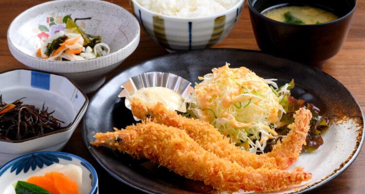 <span style="font-size:16px;"><a href="https://r.goope.jp/himenoya/"> <span style="color:#C9F2E3;"><u>お食事処 姫乃家</u></span></a><br > <span style="font-size:12px;"> 車えびやタコなど、姫島産の新鮮な海の幸をふんだんに使ったメニューが人気の食事処。車えびの贅沢コース「車えびざんまい」なども評判。</span><br /> <span style="font-size:12px;"><span style="color:#FFFF00;">【スポット情報】</span><br /> 住所：大分県東国東郡姫島村2089-10<br /> TEL：0978-87-3956<br /> 営業時間：11:00～13:30/18:00～21:00 ※夜は2日前までの完全予約制<br /> 定休日：火曜</span><br /><br>