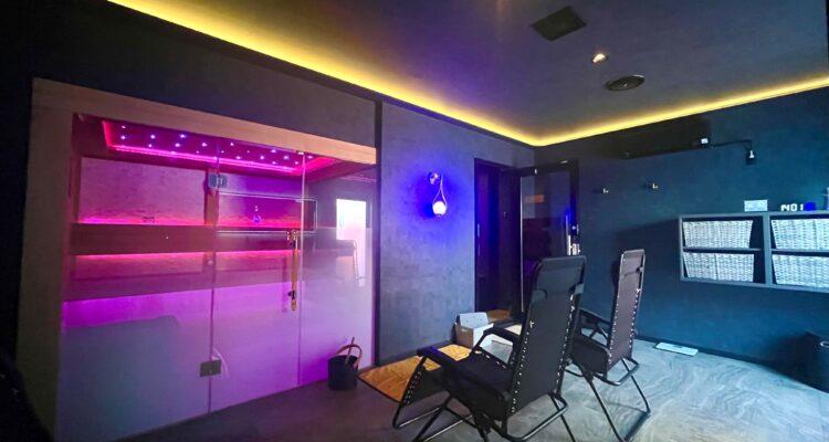 <span style="font-size:16px;"><a href="https://chill-bucks.com/"> <span style="color:#C9F2E3;"><u>CHILL BUCKS SAUNA</u></span></a><br > <span style="font-size:12px;"> 全室完全個室のプライベートサウナ。モダンでラグジュアリーな空間。自分好みにカスタマイズ可能なフィンランド式のロウリュサウナも楽しめる。</span><br /> <span style="font-size:12px;"><span style="color:#FFFF00;">【スポット情報】</span><br /> 住所：大分県中津市中央町1-439-4<br /> TEL：0979-31-0805<br /> 営業時間：11:00～深夜1:00、金～日曜は～深夜2:00<br /> 定休日：なし</span><br /><br>