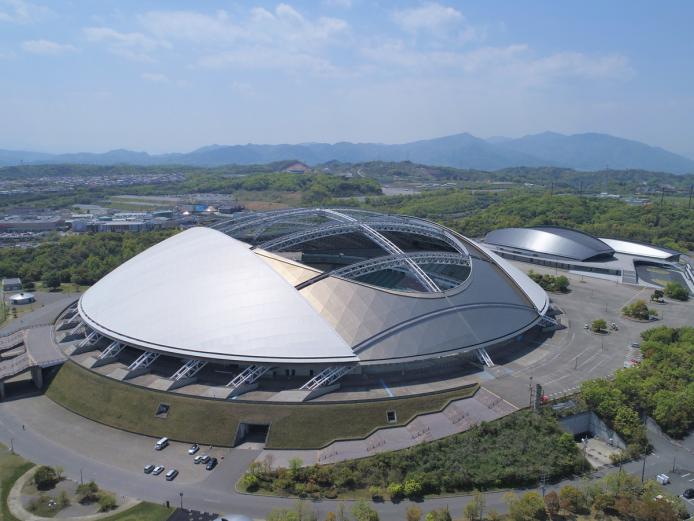 &lt;font color=&quot;#800080&quot;&gt;&lt;strong&gt;クラサスドーム大分&lt;/strong&gt;&lt;/font&gt;&lt;br&gt;&lt;span style=&quot;font-size:14px;&quot;&gt; 球体をモチーフにしている外観。球体の一部が大地と接した形態をしているため、遠くからみると他の山並みと調和し、自然と一体となっているかのような建物となっています。大きな特徴は、開閉屋根。形状は球体の一部をなしているため、開いているときも閉じているときも、シンプルな美しいシルエットです。