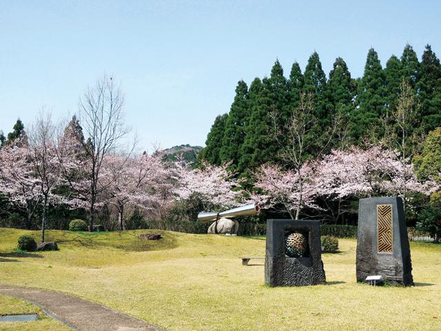 &lt;font color=&quot;#EE82EE&quot;&gt;&lt;strong&gt;朝倉文夫記念館&lt;/strong&gt;&lt;/font&gt;（豊後大野市）&lt;br&gt;豊後大野市出身で“東洋のロダン”と称された日本の近代彫刻家･朝倉文夫氏の記念館。美しい日本庭園には、春になると桜やツツジ、珍しい墨染めの桜が咲きます。朝倉文夫氏の彫刻も展示されており、「桜×アート」が楽しめます。&lt;hr&gt;&lt;span style=&quot;font-size:14px;&quot;&gt;【DATA】&lt;br /&gt; 花の種類／桜、ツツジなど&lt;br&gt;見頃／3月下旬～4月上旬&lt;br&gt;住所／豊後大野市朝地町池田1587-11&lt;br&gt;電話／0974-72-1300&lt;br&gt;駐車場／50台&lt;br&gt;アクセス／大野ICから車で約15分&lt;br&gt;&lt;a href=&quot;https://www.bungo-ohno.jp/categories/shisetsu/asakura/&quot; target=&quot;_blank&quot;&gt;&lt;font color=&quot;#0033ff&quot;&gt;詳細はこちら&lt;/font&gt;&lt;/a&gt;&lt;/span&gt;