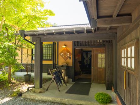 囲炉裏を囲みながら地の味を堪能できる料理宿としても支持を集める