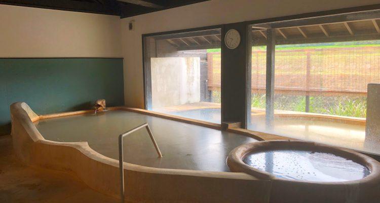 <span style="font-size:16px;"><a href="https://www.bansyounoyu.com/ "> <span style="color:#C9F2E3;"><u>長湯歴史温泉伝承館「万象の湯」</u></span></a><br > <span style="font-size:12px;"> 長湯歴史温泉伝承館「万象の湯」は長期滞在型湯治場、多目的ホールも備えた温泉施設です。</span><br /> <span style="font-size:12px;"><span style="color:#FFFF00;">【スポット情報】</span><br /> 住所：大分県竹田市直入町大字長湯3264-1 <br /> TEL：0974-75-3331 <br /> 営業時間：温泉棟10:00~20:30 <br /> 定休日：不定休</span><br /><br>