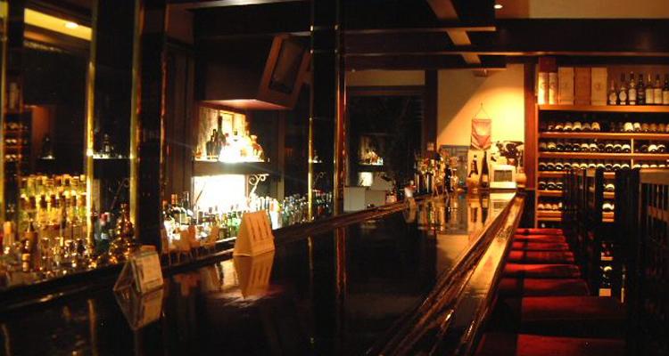 <span style="font-size:16px;"> <span style="color:#C9F2E3;">Dining Bar tiffany(ダイニングバー ティファニー)</span><br > <span style="font-size:12px;">高台にある隠れ家的なバーで、カウンター前の窓から眺める市内の夜景が美しく、旅をさらに盛り上げてくれます。</span><br /> <span style="font-size:12px;"><span style="color:#FFFF00;">【スポット情報】</span><br /> 住所：大分市東原1-17-5<br /> TEL：097-558-4733<br /> 営業時間：18:00-25:00</span><br /><br>