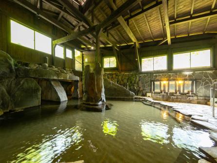 秘境感が漂う大浴場「洞窟風呂」。洞窟内はサウナ効果もあるとか