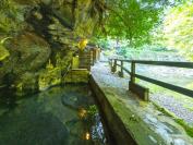 混浴の「壁湯天然洞窟温泉」。女性は湯浴み着（無料貸出あり）の着用OK