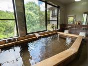 開放感のある内湯（大）。窓の外の景色も心を癒してくれる