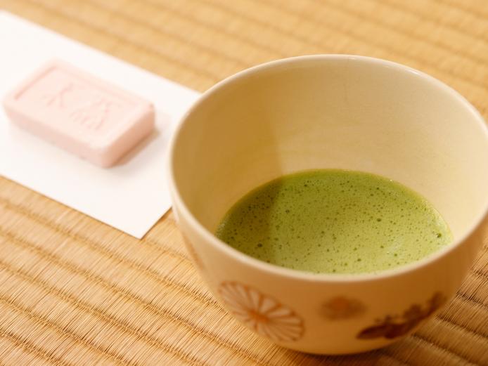 ▲日本庭園を眺め、歴史を感じながらお茶とお菓子を楽しんで