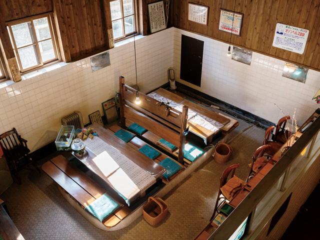 <font color="#ff1493"><strong>アートスペースカフェ大蔵清水湯</strong></font><br>江戸時代に建てられた米蔵が銭湯になった建物をリノベーションした食事処。湯舟や蛇口がそのまま残るかわいい店内は、ギャラリーとしても活用しています。八百屋さんが営んでいることもあり、新鮮な野菜ジュースや自家製の麺類、季節のランチなどが味わえます。<hr><span style="font-size:14px;"><strong>【DATA】 </strong><br /> 住所／竹田市竹田町507<br>電話／0974-63-3321<br>駐車場／周辺の有料駐車場利用<br>アクセス／竹田ICから車で約5分<br /><a href="https://taketa.guide/spots/detail/8fb638ba-5689-49c8-8976-ff15b824cfc6" target="_blank"><font color="#0033ff">詳細はこちら</font></a></span>