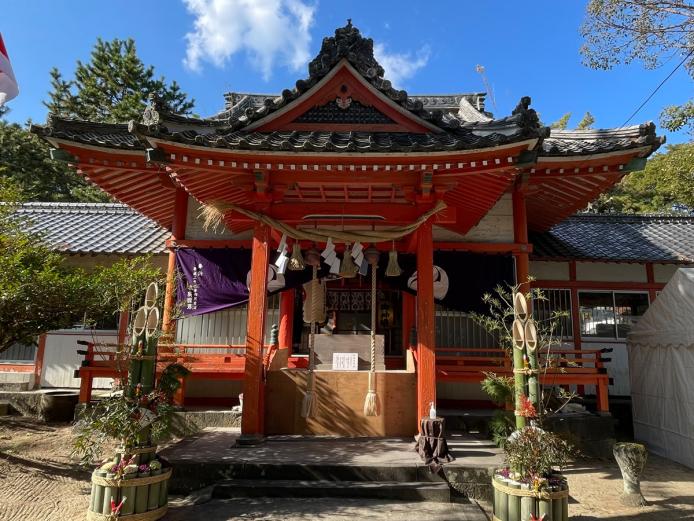 &lt;font color=&quot;#800080&quot;&gt;&lt;strong&gt;奈多海岸 八幡奈多宮&lt;/strong&gt;&lt;/font&gt;（杵築市）&lt;br&gt;奈多海水浴場のほぼ中央に、宇佐神宮の旧神体といわれる木造像形八幡神坐像など三神像を収蔵する八幡奈多宮があります。300m先の沖合にある離れ岩は八幡奈多宮の元宮で、小さな鳥居もあります。&lt;hr&gt;&lt;span style=&quot;font-size:14px;&quot;&gt;【DATA】&lt;br /&gt;住所／杵築市奈多&lt;br&gt;問合せ／0978-63-0100（杵築市観光協会）&lt;br&gt;&lt;a href=&quot;https://kit-suki.com/pages/40/&quot; target=&quot;_blank&quot;&gt;&lt;font color=&quot;#0033ff&quot;&gt;HPはこちら&lt;/font&gt;&lt;/a&gt;&lt;/span&gt;&lt;br&gt;&lt;br&gt;