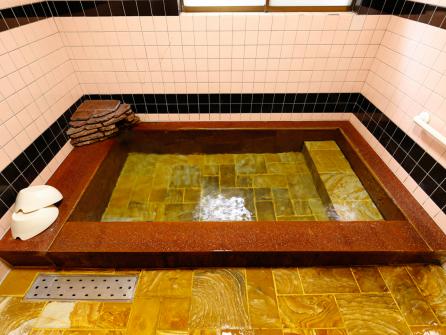 貸切の切石風呂。貸切湯はすべて平日限定で延長可能