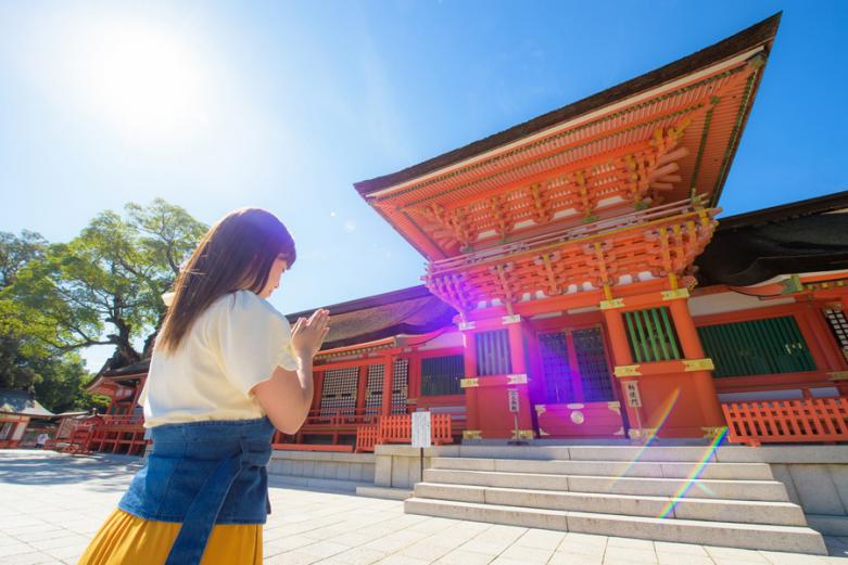 『宇佐神宮』の本殿は国宝で、朱塗りが華やかな荘厳とした佇まい。一之御殿には八幡大神(はちまんおおかみ)、二之御殿には比売大神(ひめおおかみ)、三之御殿には神功皇后（じんぐうこうごう）が祀られており、左の一之御殿から、「二礼・四拍手・一礼」で参拝します。全国でも珍しいこの参拝作法は、『出雲大社』と同じ！