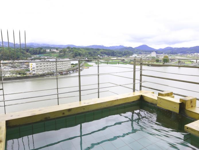 サラリとした肌触りで湯あたりしにくいアルカリ性単純温泉で、老若男女から人気を集める温泉。８階の露天風呂からは三隈川と日田盆地の連なる山並みを正面に望むことができます。ガラスを隔てて隣り合う大浴場も利用でき、開放感抜群。水に浮かんでいるかのような空中露天風呂やドライサウナもおすすめです。