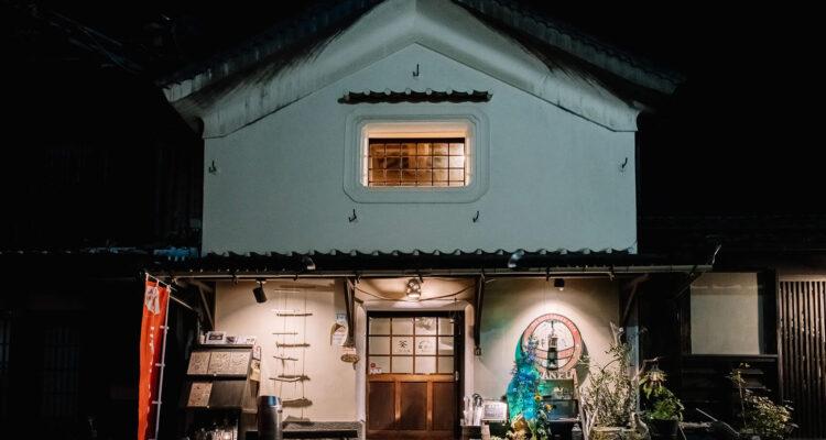 <span style="font-size:16px;"><a href="https://www.kado-naka.com/ "> <span style="color:#C9F2E3;"><u>クラシックビア ホール 角仲島屋 羅夢歩</u></span></a><br > <span style="font-size:12px;">大正２年建造の蔵を再生したレトロな雰囲気のビアホールでは、国内外のビールやカクテルが楽しめます。キッズフレンドリーなメニューもあり、家族連れでも楽しめます。</span><br /> <span style="font-size:12px;"><span style="color:#FFFF00;">【スポット情報】</span><br /> 住所：大分県竹田市大字竹田町80 <br /> TEL：0974-64-1126</span><br /><br>