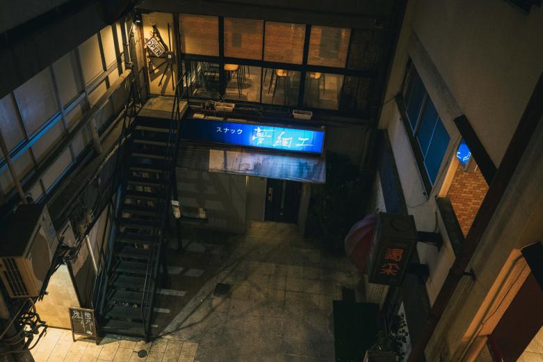 <span style="font-size:12px;">吹き抜けがあったりと複雑な構造で、異空間に迷い込んだよう。<br> <br> というわけで、今回は白銀ビルの個性豊かな３軒のハシゴ酒に繰り出します。ここでの乾杯の号令は「弥栄（いやさか）!!」。栄えあれ！という意味だとビルオーナーが教えてくれました。扉の先に待ち受ける、美酒美食とディープな出会いを求めて、いざ、不夜城へ潜入。</span><br><br>