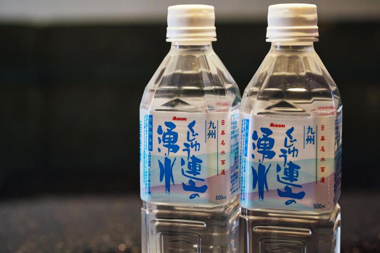 <span style="font-size:12px;"><font color="ffffff"> 水割りに使用するミネラルウォーターは〈九州くじゅう連山 湧水〉でした。「名水百選」のひとつであり、大分県が誇る日本の名水です。<br> <br> セット料金は、１テーブル6000円〜（チャージ込み）、種類によってはホステスさんが飲む酒代は別途です。<br> <br> 久美子ママが都町で働き続けて27年。景気のいい時、悪い時もすべて見てきました。「近年は華都会の取り組みも功を奏し治安がいい。すっかり安心安全に飲める夜のまちですね」と言い切ります。</font></span><br><br>