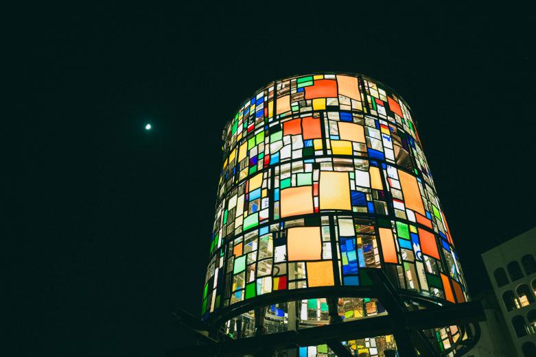 <span style="font-size:12px;"><font color="ffffff"> 久保さんは、「これはアーティストの作品であると同時に、施工に関わった方々の作品と言っても過言ではありません。ここに有名な作家の作品があるということだけでなく、地域の人たちが関わってくれたということに、とても意味があると思います」と話してくれました。フルーインも作品の完成度に驚き、日本のクラフトマンシップを高く評価してくれたそうです。</font></span><br><br>