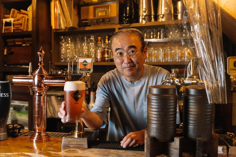 <span style="font-size:12px;"><font color="ffffff">小粋で遊び心のあるマスターの小池さん。<br> <br> 国内外のビールだけでなく、「受難の熟女」や「アイマイな貴婦人」などちょっと変わったネーミングのお酒はマスターがお客さんに喜んでもらおうと考えたカクテルなのだとか。<br> <br> 小池さんの曾祖父がこの蔵でランプと草履を販売していたことから名付けられた羅夢歩は、アンティークなオブジェに囲まれたノスタルジックな空間です。<br> <br> 気さくな人柄のマスターとおしゃべりしながら、おいしいお酒と豊富な食事メニューを楽しみましょう。</font></span>