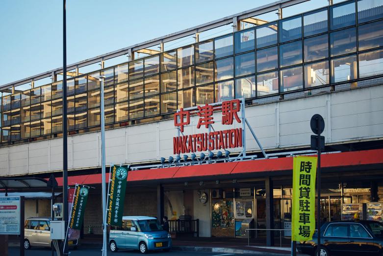 <span style="font-size:12px;"><font color="ffffff"> 大分駅から特急電車で約50分、福岡・博多駅から電車で約１時間の「中津駅」。<br> <br> “鶏の内蔵”は、東京では「レバー」や「ホルモン」といいますが、大分では「肝（キモ）」呼びが一般的。明日の英気を養うため、今宵は心ゆくまで中津で“キモ食い”を決めるとしましょう。</font></span><br><br>