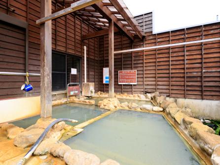 露天風呂にはテラスもあり、ゆっくりと温泉を楽しめる