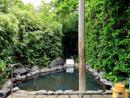 森林浴も楽しみながら、温泉を堪能できる「山里」