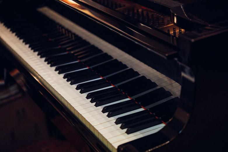 <span style="font-size:12px;"><font color="ffffff"> 「60代、70代の方は、若かりし頃ダンスホールに通っていた方も珍しくなくて。広い店内を活かして、昔を思い出しながら踊られたり、女の子（※ホステスさん）とチークダンスをされています。一緒に来た若いお客さまに『踊りませんか？』とお誘いすると、最初はみなさん驚きますけどね（笑）。こうした昔ながらのクラブ文化を若い人たちに伝えていくのも、私たちの大切な仕事だと思っています」<br> <br> ピアノはあるけどカラオケはない。“とにかく落ち着いて飲める安心安全なお店”とホテルに勧められ初来店する観光客も多いそうです。品格を重んじる淳子ママは「女の子たちには所作や言葉遣いなども厳しめに指導しています」とのこと。「でもまあ、お酒が入ればみなさんフランクになりますし、そこからはうるさくは言いませんけどね（笑）」<br> <br> ところで８年前、どうやって「華都会」をつくったのでしょう？</font></span><br><br>