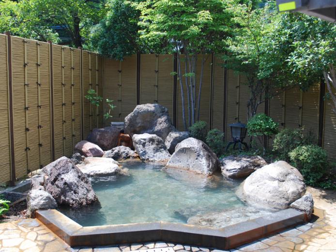 <font color="#800080"><strong>柴石温泉</strong></font><br>895年に醍醐天皇が、1044年には後冷泉天皇が病気治療のため湯治されたといわれている温泉。温度の違う２つの温泉や木々を眺めながら入れる露天風呂、蒸し湯があり、ゆっくりと温泉を堪能できる。また、家族連れにおすすめの貸切湯も併設されている。<hr><span style="font-size:14px;">【DATA】<br >・住所／別府市野田4<br>・電話／0977-67-4100<br>・種類／内湯、露天、貸切湯<br>・泉質／単純温泉、ナトリウム－塩化物・硫酸塩泉<br><a href=" https://www.city.beppu.oita.jp/sisetu/shieionsen/detail13.html " target="_blank"><font color="#0033ff">詳細はこちら</font></a></span><br><br>