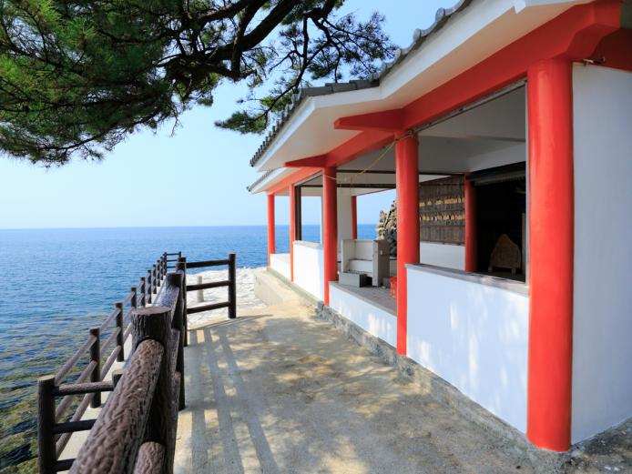 &lt;font color=&quot;#800080&quot;&gt;&lt;strong&gt;粟嶋社&lt;/strong&gt;&lt;/font&gt;（豊後高田市）&lt;br&gt;海に突き出た岩窟に社が設けられているという全国的に珍しい神社です。もともと作物や家畜の病を癒す神でしたが、次第に縁結び、安産の神として信仰を集めるようになり、特に女性の願いならそのひとつは必ず叶えてくれるといわれています。&lt;hr&gt;&lt;span style=&quot;font-size:14px;&quot;&gt;【DATA】&lt;br /&gt;住所／豊後高田市臼野7-10&lt;br&gt;問合せ／0978-25-6219（豊後高田市商工観光課）&lt;br&gt;&lt;a href=&quot;https://www.city.bungotakada.oita.jp/site/showanomachi/1272.html&quot; target=&quot;_blank&quot;&gt;&lt;font color=&quot;#0033ff&quot;&gt;HPはこちら&lt;/font&gt;&lt;/a&gt;&lt;/span&gt;&lt;br&gt;&lt;br&gt;