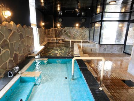 手足を伸ばしてくつろげる広々とした湯船