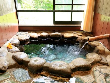 筑後川上流の玉石で造られた「いわかがみ」の内湯