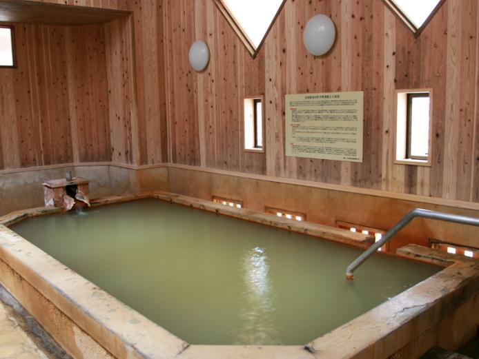 <font color="#800080"><strong>長生湯</strong></font><br>『御前湯』から徒歩３分の場所にある無人の共同浴場。浴槽に溢れる湯は長湯温泉ならではの炭酸水素塩泉で、ゆっくりと浸かれば泉質の良さを実感することができる。丸みをおびた屋根やユニークな回転扉、三角窓などレトロ可愛い雰囲気にも注目。<hr><span style="font-size:14px;">【DATA】<br >・住所／竹田市直入町長湯7993-3<br>・電話／0974-64-1400（御前湯）<br>・種類／内湯<br>・泉質／マグネシウム・ナトリウム―炭酸水素塩泉<br><a href=" https://taketa.guide/spots/detail/79eadff4-f077-42d5-b1fd-59e9f8c55231 " target="_blank"><font color="#0033ff">詳細はこちら</font></a></span><br><br>