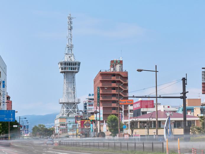 &lt;font color=&quot;#ff0000&quot;&gt;&lt;strong&gt;7月下旬オープン予定&lt;/strong&gt;&lt;/font&gt;&lt;br&gt;&lt;font color=&quot;#800080&quot;&gt;&lt;strong&gt;別府タワーに新施設『Beppu Tower Space Deck～BBQ&amp;Sauna～』がオープンします！&lt;/strong&gt;&lt;/font&gt;&lt;br&gt;別府タワー5Fにあった『キタハマデッキ』が『Beppu Tower Space Deck ～BBQ&amp;Sauna ～』としてリニューアルオープンします。BBQビアガーデンやバレルサウナ、ルーフトップバーなどを併設し、これまで以上に魅力あふれるスペースに！また、7月15日（火）には、3Fに宇宙空間をイメージしたカプセルホテルが、8月中旬には1Fに別府初進出のドラッグストア（ダイコクドラッグ）も開業予定です。&lt;hr&gt;&lt;span style=&quot;font-size:14px;&quot;&gt;【DATA】&lt;br &gt;&lt;strong&gt;別府タワー&lt;/strong&gt;&lt;br &gt;場所／大分県別府市北浜3-10-2&lt;br&gt;問合せ／0977-26-1555&lt;br&gt;&lt;a href=&quot; https://bepputower.co.jp/&quot; target=&quot;_blank&quot;&gt;&lt;font color=&quot;#0033ff&quot;&gt;詳細はこちら&lt;/font&gt;&lt;/a&gt;&lt;/span&gt;&lt;br&gt;&lt;br&gt;