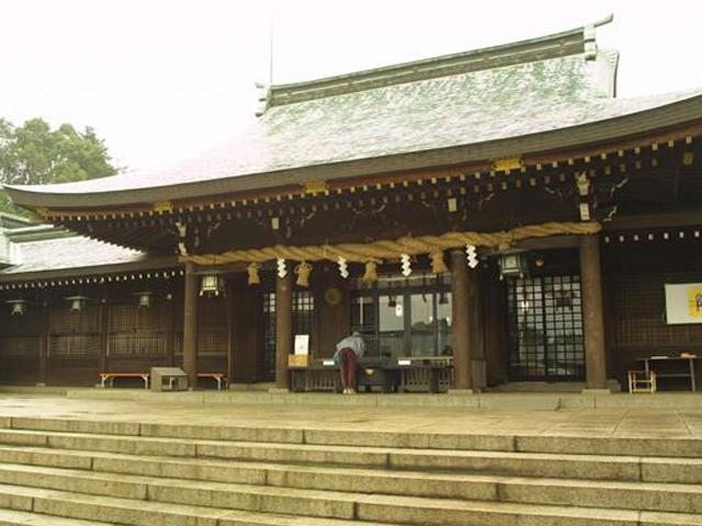 &lt;font color=&quot;#800080&quot;&gt;&lt;strong&gt;護国神社&lt;/strong&gt;&lt;/font&gt;（大分市）&lt;br&gt;明治8年創建の招魂社です。年末から3月末には、干支の「午」を描いた九州最大級の大絵馬と、日本一の高さを誇る大はま矢と、大熊手といった巨大縁起物や願い事叶い矢なども設置されます。&lt;hr&gt;&lt;span style=&quot;font-size:14px;&quot;&gt;【DATA】&lt;br /&gt;住所／大分市牧1371&lt;br&gt;問合せ／097-558-3096（護国神社）&lt;br&gt;&lt;a href=&quot;http://www.oita-gokoku.jp/wp/&quot; target=&quot;_blank&quot;&gt;&lt;font color=&quot;#0033ff&quot;&gt;HPはこちら&lt;/font&gt;&lt;/a&gt;&lt;/span&gt;&lt;br&gt;&lt;br&gt;