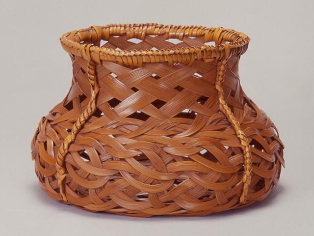 <font color="#800080"><strong>大分県立美術館（OPAM）特集展示「此君礼賛―おおいた竹ものがたりvol.6」 </strong></font><br>大分県立美術館では、質・量ともに国内最大級として知られている竹工芸コレクションを特集展示「此君礼賛（しくんらいさん）」－おおいた竹ものがたり」として毎年シリーズで紹介しています。この期間では「マイフェイバリット編組/技法」と題して、県内外の竹工芸家たちの得意とした編組で編まれた作品や、独自の技法、愛用した竹材などに焦点をあてて、優品を展示します。<hr><span style="font-size:14px;">【DATA】<br >期間／6月29日（木）～9月3日（日）10:00～19:00 ※金・土曜は20:00まで（入場は閉館の30分前まで）<br>休館日／7月26日（水）<br>場所／大分県立美術館 3階 コレクション展示室（大分市寿町2-1）<br>料金／一般300円、大学・高校生200円 ※中学生以下は無料<br>問合せ／097-533-4500（大分県立美術館）<br><a href=" https://www.opam.jp/exhibitions/detail/1089 " target="_blank"><font color="#0033ff">詳細はこちら</font></a></span><br><br>