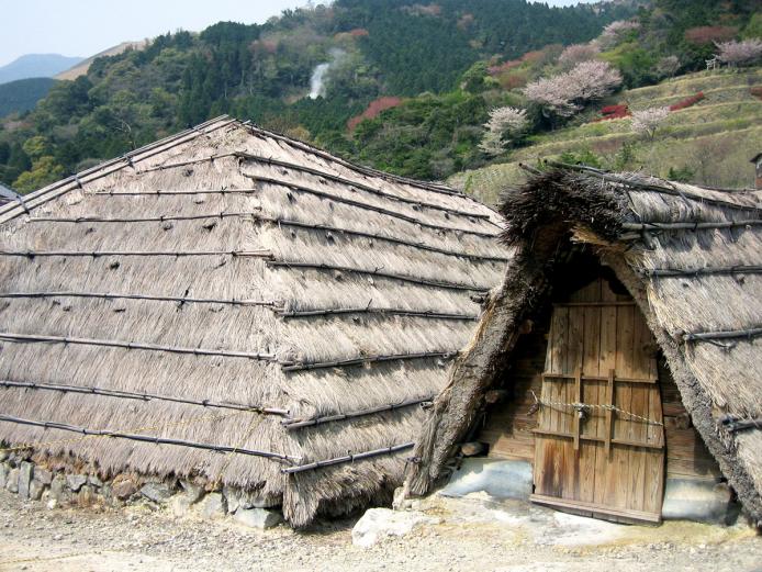 &lt;font color=&quot;#800080&quot;&gt;&lt;strong&gt;みょうばん湯の里 創業300周年記念イベント開催中&lt;/strong&gt;&lt;/font&gt;&lt;br&gt;入浴剤『薬用 湯の花』の製造・販売、観光施設の運営等を行う『みょうばん湯の里』の創業は、享保10年（1725）。今年創業300周年を迎えるにあたり、さまざまなイベントを実施中です。新コスメやオリジナル手ぬぐい、老舗酒造とコラボしたお酒など、300周年を記念した限定グッズなども販売しています。イベントの詳細等は、HPをご覧ください。&lt;hr&gt;&lt;span style=&quot;font-size:14px;&quot;&gt;&lt;strong&gt;【DATA】&lt;/strong&gt;&lt;br /&gt;場所／別府市明礬温泉6組&lt;br&gt;問合せ／0977-66-8166&lt;br&gt;&lt;a href=&quot; https://yuno-hana.jp/event30th/&quot; target=&quot;_blank&quot;&gt;&lt;font color=&quot;#0033ff&quot;&gt;詳細はこちら&lt;/font&gt;&lt;/a&gt;&lt;br&gt;&lt;br&gt;