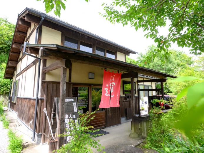 ▲可愛らしい小さなお店。隣には家族湯「にゃがゆん温泉」がある