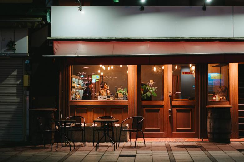 <span style="font-size:12px;"><font color="ffffff">過ごしやすい季節ならテラス席で飲むのも気持ちがいいですよ。<br> <br> おすすめを、というオーダーに、出してくれたのが「常徳屋 JAPANESE MONKEY GOLD」でした。二条大麦を用いて仕込んだ大分麦焼酎の原酒をおよそ13年かけて熟成させ、カルヴァドス古樽でさらに２年熟成させた麦焼酎です。れっきとした焼酎なのですが、その味わいはウイスキーを彷彿とさせ、優雅で複雑な風味に思わずニヤけてしまいました。<br> <br> 「より蒸留酒をカジュアルに体感してもらうためにソーダで割ってお出ししているのですが、本来の味わいにも触れてもらいたいので、少しだけストレートもお出しするようにしているんです」</font></span><br><br>