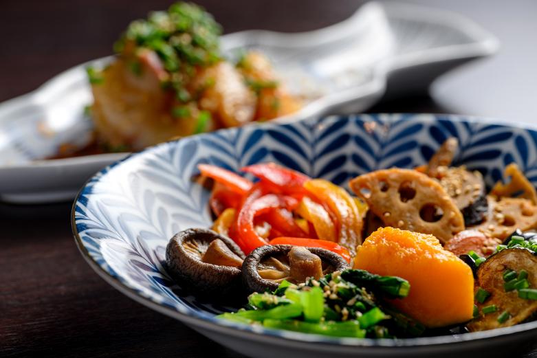 <span style="font-size:12px;"> 「おばんざい盛り合わせ」と「りゅうきゅう」。<br> 仕事帰りに立ち寄れば、ふわりと香る出汁の匂いと湯気立つおばんざいに迎えられ、旅先の「ちょっと一杯」が自然とゆったりした時間に変わります。<br> 大分の味と人情をまとめて味わえる居心地の良さは、翌日の活力に。気取らず寄れる都町の夜の拠り所として、ぜひ覚えておきたい一軒です。</span><br><br>