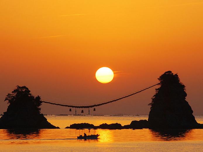 <font color="#ff4500"><strong>豊後二見ヶ浦</strong></font>（佐伯市）<br>初日の出の名所として有名で、「おおいた遺産」にも認定されています。夫婦岩を結ぶ大しめ縄は、長さ約65m、重さ約2トン、最大直径約75cmで1994年にはギネスブックに紹介されました。大しめ縄は毎年12月第2日曜日に地元の有志の手で張り替えられます。<hr><span style="font-size:14px;">【DATA】<br />住所／佐伯市上浦大字浅海井浦2<br>問合せ／0972-32-3111（佐伯上浦振興局）<br><a href="https://www.visit-saiki.jp/spots/detail/09a6859a-cddb-43ad-bd34-5d35bf225b76" target="_blank"><font color="#0033ff">HPはこちら</font></a></span><br><br>