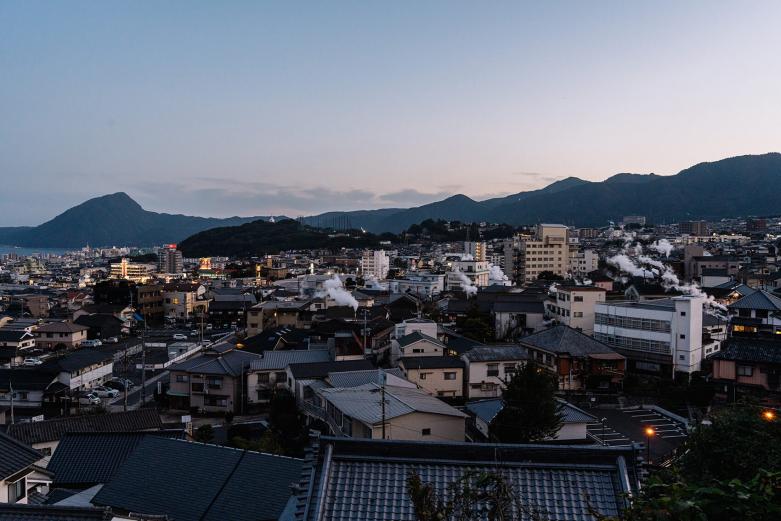 <span style="font-size:12px;">夕暮れのまちに明かりが灯り始めるころ、どこからともなく漂ってくるおいしい匂いに誘われて、向かう先は名店揃いの別府市街地！<br>地下から噴き上がる蒸気の勢いさながら、胃袋の準備も万全で向かいましょう。</span><br><br>