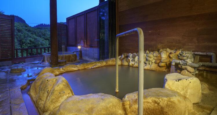 <span style="font-size:16px;"><a href="https://yuya-amane.com/"><span style="color:#C9F2E3;"><u>湯屋天音</u></span></a><br ><span style="font-size:12px;"> 川のせせらぎ、鳥の声、雪のふる音、木々の風など、天の恵みの音を感じながら、ゆっくり過ごせる温泉。露天、大浴場、貸切の家族湯もあり。</span><br /><span style="font-size:12px;"><span style="color:#FFFF00;">【スポット情報】</span><br />住所：大分県竹田市久住町大字栢木6532-1<br />TEL：0974-77-2620<br />営業時間：10:00〜23:00(最終受付22:00)<br />定休日：火曜※臨時休業あり</span><br /><br>