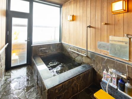 家族連れに人気の貸切湯にも内湯と露天風呂がある