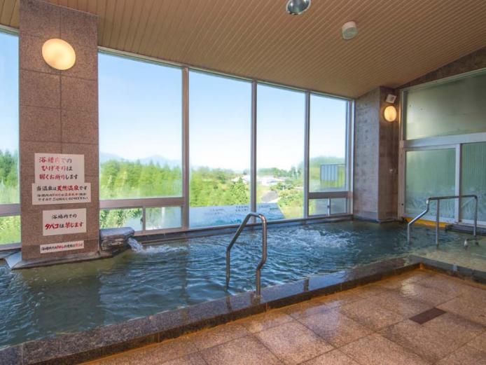<font color="#800080"><strong>荻の里温泉</strong></font><br>温泉をはじめ、宿泊、食事、グラウンドゴルフ、ゲートボールなどができる深い森に包まれた複合施設。くじゅう連山を眺めながら入浴できる温泉は、寝風呂・ジェット風呂・サウナ・打たせ湯・家族風呂など、様々なタイプの浴槽を備えている。<hr><span style="font-size:14px;">【DATA】<br >・住所／竹田市荻町新藤1131<br>・電話／0974-64-9595<br>・種類／内湯、露天、サウナ、貸切湯<br>・泉質／炭酸水素塩泉<br><a href=" https://oginosato.com/ " target="_blank"><font color="#0033ff">詳細はこちら</font></a></span><br><br>