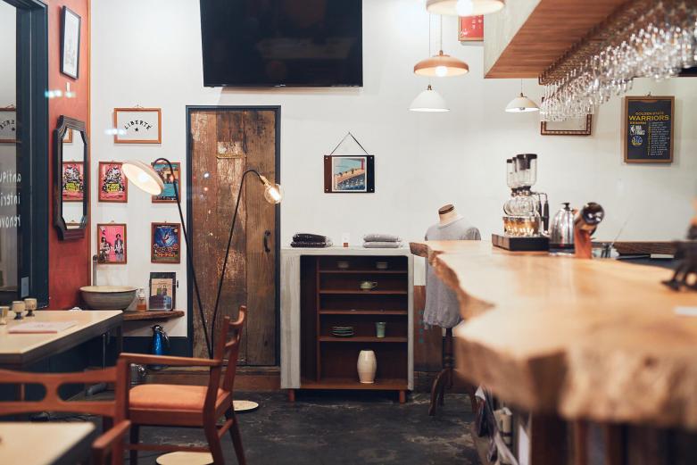 <span style="font-size:12px;"><font color="ffffff"> チェックインは宿に併設したギャラリースペース。瀬戸口さんが手がけるオリジナルグッズや、小鹿田焼の器やランプシェードなどは実際に購入することが可能。</font></span><br><br>