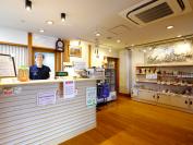 スタッフが明るくお出迎え。岩盤浴も利用してゆっくり過ごしたい