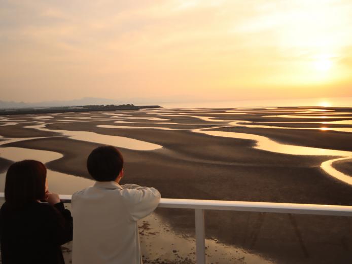 <font color="#800080"><strong>真玉海岸 恋叶♡ゆうひテラス</strong></font>（豊後高田市）<br>「日本の夕陽百選」に認定された真玉海岸の夕陽が望める場所にオープンした、豊後高田市の観光交流拠点。1階には豊後高田市産そば粉で手打ちしたそばやスイーツなどが味わえるカフェ『SOBA CAFE ゆうひ』、屋上にはインスタ映え間違いなしの景色が広がる展望テラスがあります。<hr><span style="font-size:14px;"><strong>【DATA】</strong><br />住所／豊後高田市臼野5125<br>電話／0978-25-7888（SOBA CAFE ゆうひ）<br>営業時間／10:00～19:00 ※『SOBA CAFE ゆうひ』は11:00～<br>休み／火曜、第2・4水曜<br>駐車場／共有P利用<br>交通アクセス／宇佐ICより車で約34分、JR宇佐駅より車で約20分<br ><a href=" https://www.city.bungotakada.oita.jp/site/showanomachi/15302.html" target="_blank"><font color="#0033ff">詳細はこちら</font></a></span><br><br>