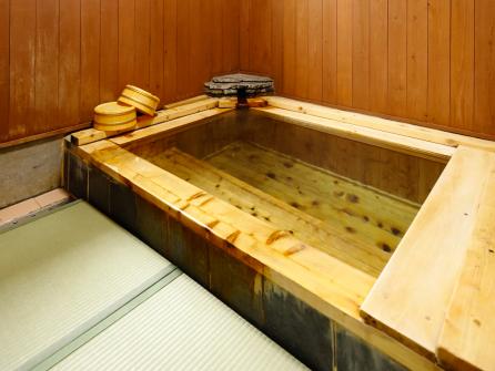 洗い場が畳になっている貸切の檜風呂