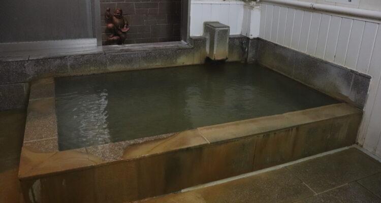 <span style="font-size:16px;"><a href="https://www.instagram.com/mitsugawanoyu/"><span style="color:#C9F2E3;"><u>おおいた温泉物語 三川の湯</u></span></a><br ><span style="font-size:12px;"> 塩分濃度が高く体を芯からあたためてくれる湯は源泉掛け流し。大浴場だけでなく貸切湯が10室あるほか、レストラン、宿泊施設も併設されている。</span><br /><span style="font-size:12px;"><span style="color:#FFFF00;">【スポット情報】</span><br />住所：大分県大分市三川新町1-1-11<br />TEL：097-556-5100<br />営業時間：10:00～深夜1:00、土・日曜は24時間営業<br />定休日：なし</span><br /><br>