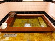 貸切の切石風呂。貸切湯はすべて平日限定で延長可能