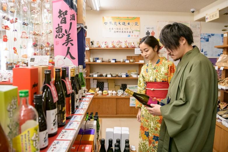 名産のお茶やお菓子、調味料などの加工品が並ぶ中、「あ、これ知ってる！」と、地元の酒蔵「中野酒造」の日本酒を手にする二人。創業明治33年の老舗「綾部味噌」の商品なども販売しています。